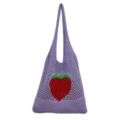 Detaillierte Nahaufnahme einer violetten Strick Netz Tasche mit rotem Erdbeer Motiv. - Violett