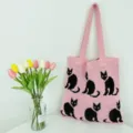 Rosa gestrickte Tasche mit niedlichem schwarzen Katzenmuster für den täglichen Freizeitgebrauch. - Rosa