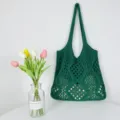 Grüne Häkel-Tasche Detailaufnahme, Sommer Strand Tasche mit Lochmuster und Blumen Deko. - Grün