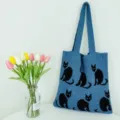 Blaue Strick-Tragetasche mit süßem schwarzem Katzenmuster, lässige Umhängetasche für Damen. - Blau