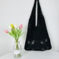 Nahaufnahme einer schwarzen, hohlen Strick-Schultertasche mit einzigartiger Webtextur. - Gestrickter Hohlblatt-Stil (z274) / Schwarz