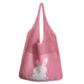 Detailansicht der rosa Strick-Tasche mit weißem Hasenmuster und luftigem Netzdesign. - Rosa & Weiß