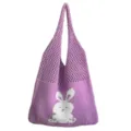 Nahaufnahme des violetten Strick-Tragetaschen-Details mit einem niedlichen weißen Hasen-Motiv. - Lila und Weiß