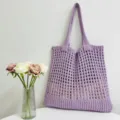 Detailansicht der eleganten lila hohlen gestrickten Shopper Schultertasche für den Alltag. - Hellviolett
