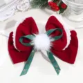 Nahaufnahme Detailansicht der weihnachtlichen Samt Haarschleife mit Fell und Schneeflocken. - Samtschleife Federclip