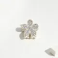 Primo piano della molletta per capelli con fiore di strass scintillante, base metallica e cristalli. - Pieno Strass Oro Fiore