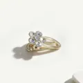 Primo piano dettagliato di una molletta per capelli in metallo con fiore di strass. - Fiore con Strass