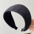 Schwarzes breites Strick Haarband für Damen, elegante unifarbene Haarreif mit Reliefmuster. - Schwarze Textur