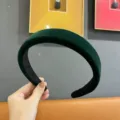 Primer plano detallado de la diadema ancha de terciopelo verde oscuro con textura muy suave. - Verde Oscuro