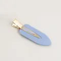 Detailopname van eenvoudige effen druppelvormige haarspeld, blauwe hars en metaal. - Blauw