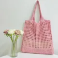 Rosa gestrickte hohle Schultertasche Detailansicht, lässiges Webdesign, modisches Accessoire. - Hellrosa