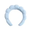 Détail bandeau éponge nuage bleu vue rapprochée accessoire coiffure spa visage doux - Bleu clair