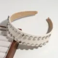 Weißes PU-Leder breites Haarband mit doppelten Reihen stylischer silberner Metallnieten. - Gebrochenes Weiß