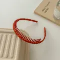 Serre-tête ondulé rouge uni minimaliste avec dents pour accessoire de coiffure quotidien. - Chaîne Torsadée / Rouge Torsadé