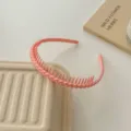 Serre-tête tressé en plastique rose avec dents, cerceau de cheveux unicolore pour le lavage du visage. - Chaîne Torsadée / Rose Tressé