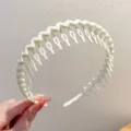 Vue détaillée du serre-tête ondulé blanc à dents, accessoire simple pour coiffure quotidienne. - Style Ondulé Couleur Unie / Blanc