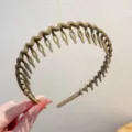 Serre-tête ondulé kaki mat, détail antidérapant idéal pour le soin quotidien du visage. - Style Ondulé Couleur Unie / Kaki
