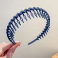 Gros plan détaillé du serre-tête ondulé bleu foncé avec dents, idéal pour le maquillage. - Style Ondulé Couleur Unie / Bleu Marine