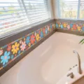 Adhesivo de pared con cenefa de azulejos florales coloridos para banos cocina y hogar. - Estilo CJT11000