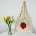 Detailansicht einer beigen Strick-Tasche mit süßem Erdbeer-Muster und viel Stauraum. - Beige