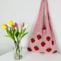 Roze gebreide aardbeientas, grote schoudertas voor dagelijks casual gebruik en winkelen. - Roze