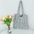 Graue gestrickte Häkel-Totetasche, lässige Strandtasche, minimalistische Damen-Umhängetasche. - Silber