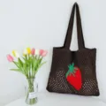 Braune Strick-Netz-Tasche Detail, mit einem süßen roten Erdbeermuster und doppelten Trägern. - Kaffeebraun