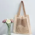 Nahaufnahme der handgefertigten Netztasche mit luftigem Strickmuster und stabilen Tragegriffen. - Farbblock-Stil / Aprikose mit Khaki