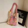 Handgemachte Häkel-Tote-Bag mit Lochmuster und bunten Blumenverzierung für den Sommer. - Stereo-Blumenstil / Aprikose Und Rosa Mit Blumen