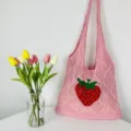 Rosa gestrickte Netz-Tragetasche mit süßem Erdbeermuster, große Umhängetasche für Damen. - Rosa
