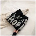 Gestrickte Tragetasche Schwarz Weiss Buchstaben Schultertasche Grosse Kapazitaet - Schwarz Weiß