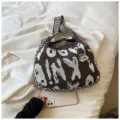 Gestrickte Damen Umhängetasche, braune weiße Strick Handtasche lässige Shopper Tasche. - Kaffee Weiß