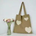 Gestrickte Tragetasche mit süßen Herz-Applikationen, lässige Schultertasche mit großem Volumen. - Khaki mit Beigem Herz