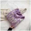 Modische lila gestrickte Tragetasche mit Buchstaben, große lässige Umhängetasche - Lila Weiß