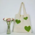 Strick-Shopper für Damen, lässige Umhängetasche mit grünen Herzen und Perlenverzierung. - Beige mit Grünem Herz