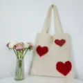 Gestrickte Tasche mit rotem Herzmuster und Perlen, große lässige Schultertasche für Alltag. - Beige mit rotem Herz