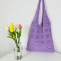 Detailansicht der violetten Häkel Umhängetasche mit hohlem Strickmuster für den Alltag. - Violett