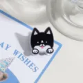 Nahaufnahme des niedlichen schwarz-weißen Cartoon-Hunde-Haarklammers für süßes Alltags-Styling. - Hund