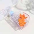 Primer plano detallado de la bonita pinza de pelo transparente con diseño de bolsa de pez dorado. - Pez Dorado / Acetato