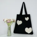 Schwarze Strick-Tragetasche mit weißen flauschigen Herz-Patches lässige Schultertasche groß - Schwarz mit Beigem Herz
