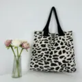 Schwarz-weiße Strick-Tasche mit Leopardenmuster, große lässige Schultertasche für Damen. - Aprikose & Schwarz