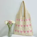 Beige Strick-Tasche mit rosa Herzen, lässige gewebte Strandtasche und Einkaufstasche. - Apricot und Rosa