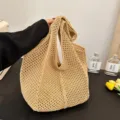 Beige geflochtene Häkel-Strohtasche Detailansicht mit sommerlicher Lochmuster-Optik. - Khaki