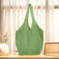 Grüne gestrickte Beuteltasche im Detail, lässige Strand-Häkel-Handtasche Detailansicht. - Grün