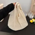 Detailansicht der beigen Häkel-Tote-Bag mit Lochmuster,lässige Sommer-Strandtasche für Damen. - Beige