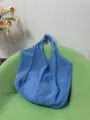 Detailansicht einer blauen Strick Häkel Tasche mit Lochmuster, perfekt als Strand Shopper. - Saphirblau
