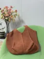 Schicke gehäkelte Damen Umhängetasche, modische braune Strick Tote Bag für Strand und Alltag. - Karamellbraun