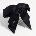 Nahaufnahme einer schwarzen Satin Schleife Haarklammer mit weichem Stoff und starkem Halt. - Schwarze Schleife mit Band