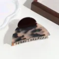 Pinza para el pelo semi circular de acetato elegante con patrón carey bicolor. - Leopardo Caqui