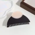 Morsetto per capelli semicircolare in acetato bicolore, dettaglio accessorio capelli elegante. - Marrone scuro